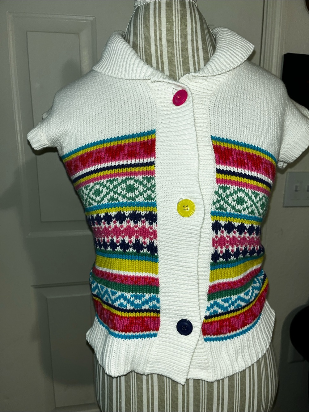 Vintage White Short-Sleeve Cardigan Sweater with Multicolor Fair Isle Pattern